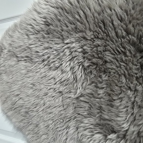Sheepskin Rug - Picture 4 of 6